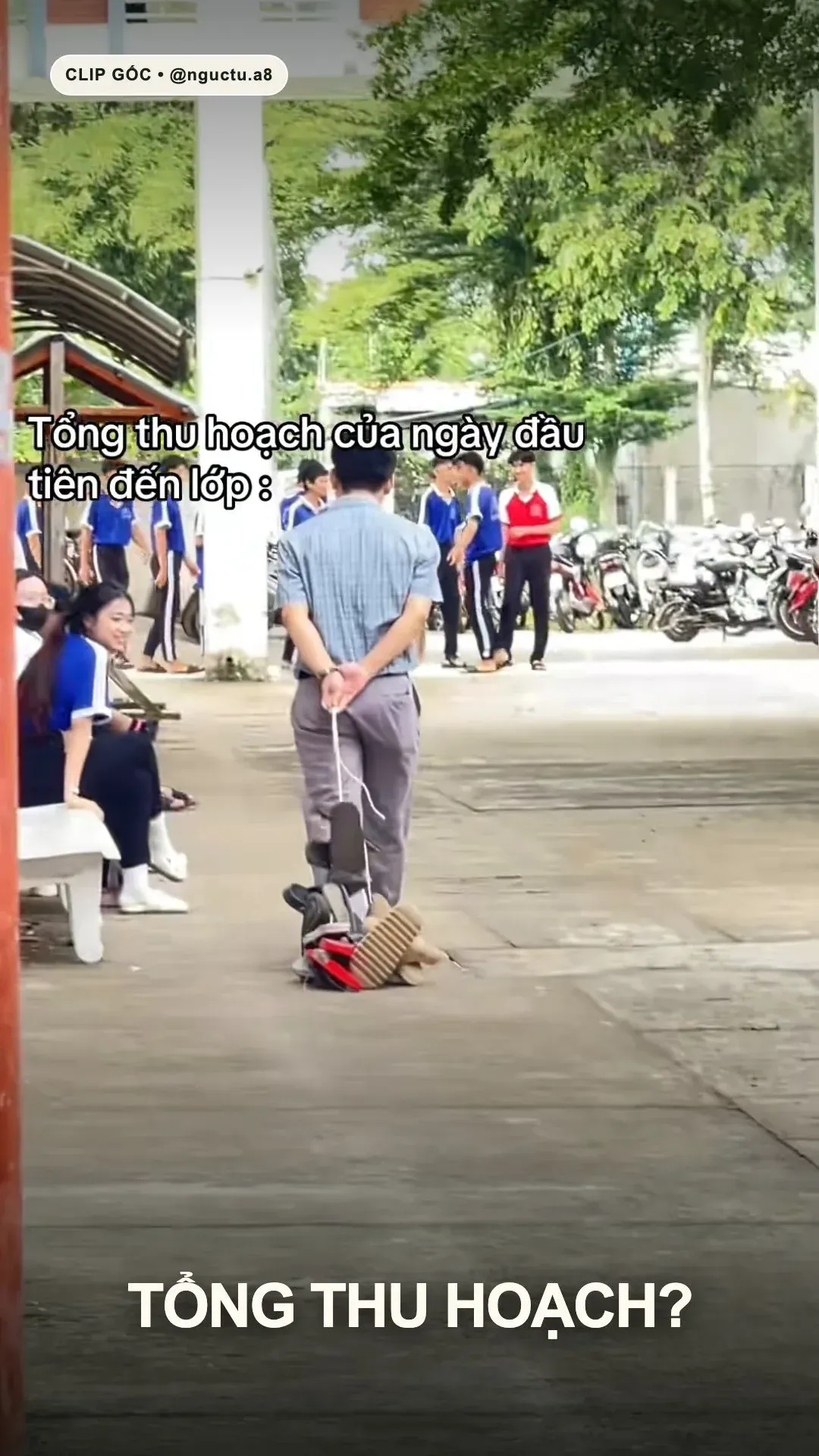 Ảnh bìa: Thầy thu cả đống dép